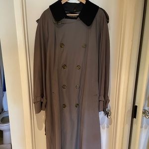 Mens Classic Burberry Trench Coat with removable Wool Liner. Men's size 44 Tall